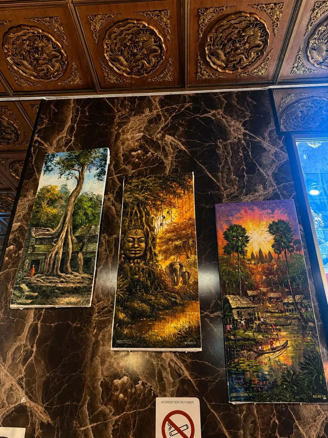 Peintures asiatiques décorant la salle du restaurant Le Shang'Hai