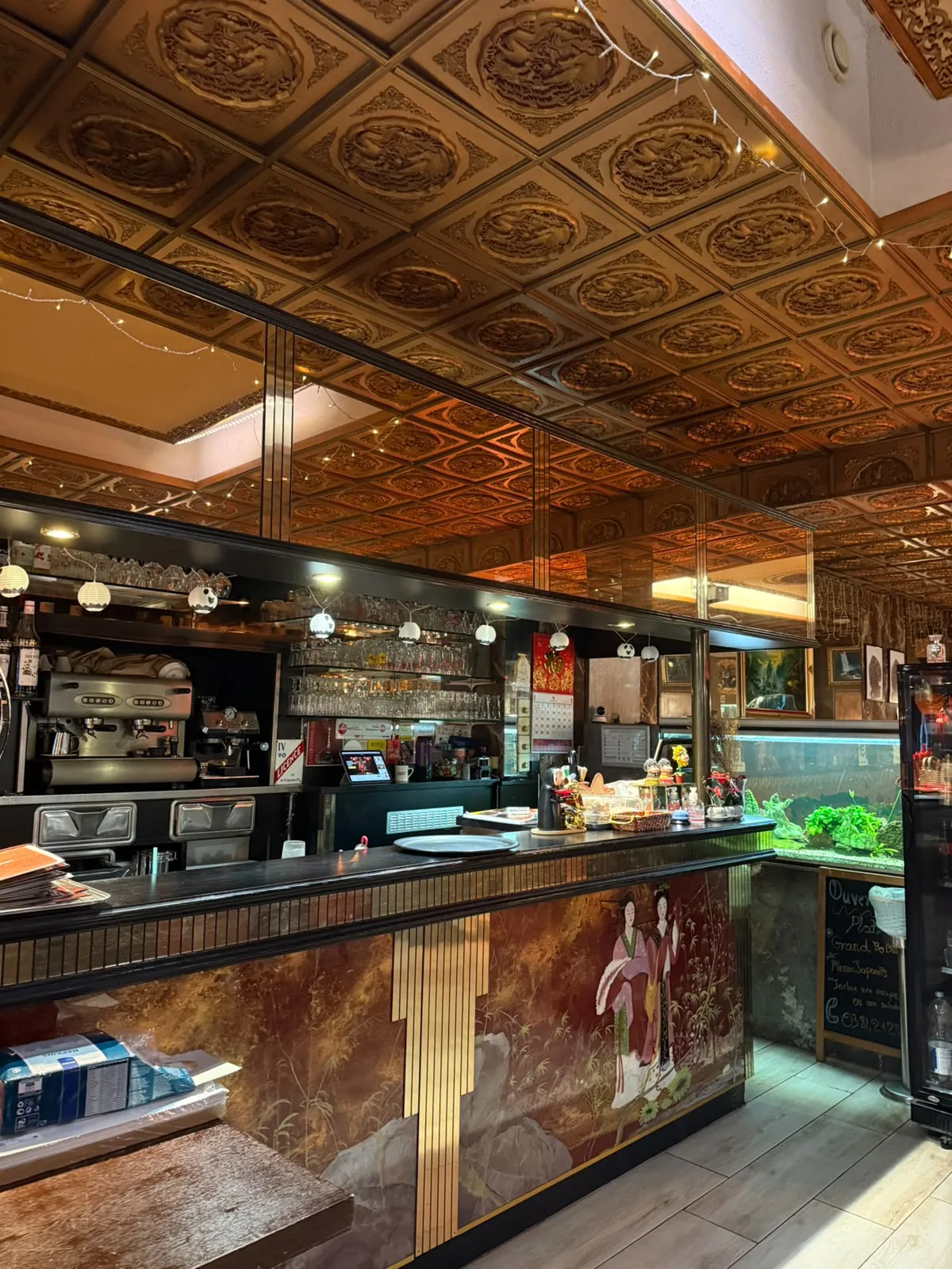 Comptoir et plafond en bois sculpté du restaurant Le Shang'Hai à Belfort